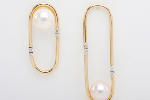 Asymmetrical & modular.
18k gold, freshwater pearls & white diamonds.