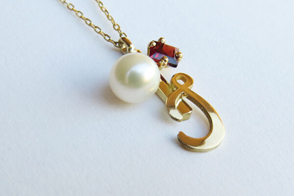 18k gold, Freshwater pearl, Garnet.